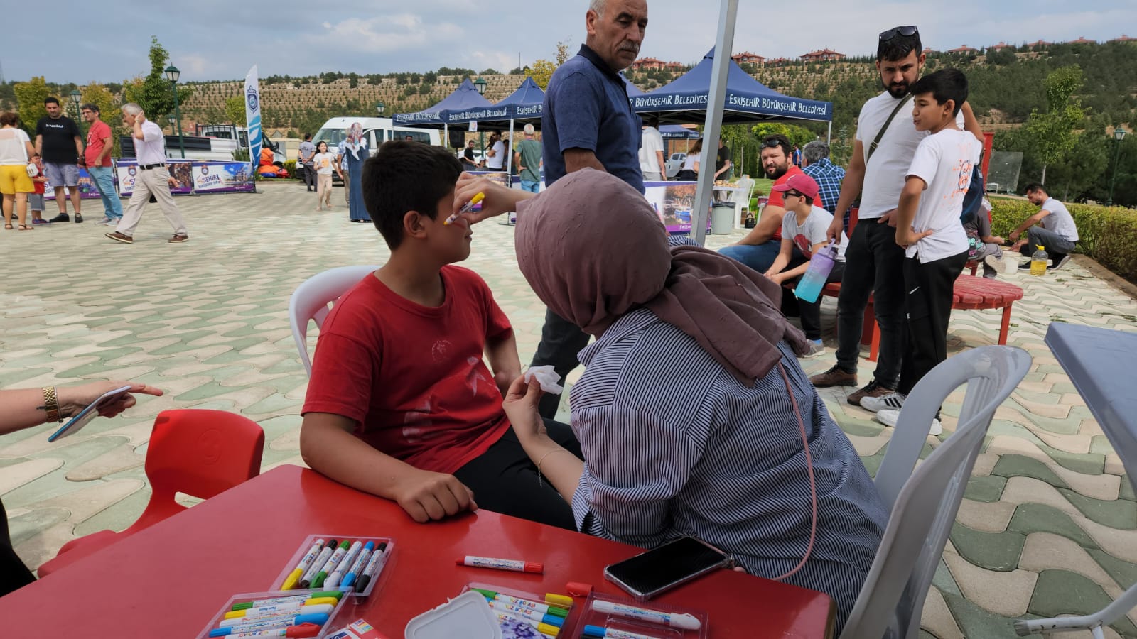 Büyükşehir Belediyesi Yenikent Parkı’nda Uçurtma Şenliği ve Rekreatif Oyunları  coşkusu yaşandı. Uçurtma Şenliği, renkli görüntülere sahne olurken, Eskişehirlilerin  büyük ilgi gösterdiği etkinlik, keyifli bir atmosferde gerçekleşti.

