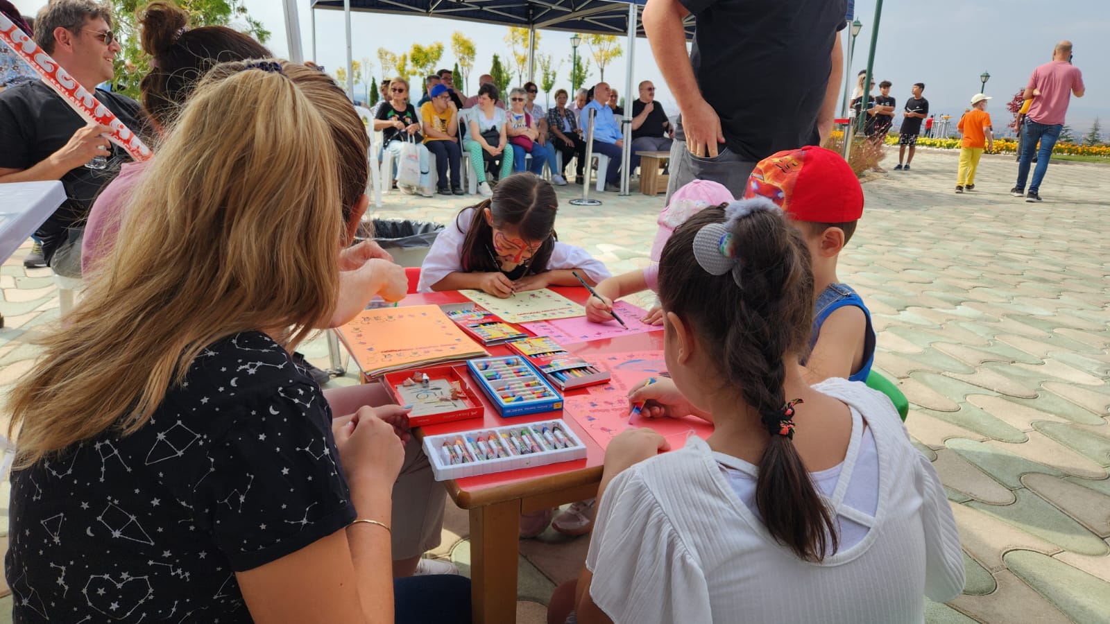 Büyükşehir Belediyesi Yenikent Parkı’nda Uçurtma Şenliği ve Rekreatif Oyunları  coşkusu yaşandı. Uçurtma Şenliği, renkli görüntülere sahne olurken, Eskişehirlilerin  büyük ilgi gösterdiği etkinlik, keyifli bir atmosferde gerçekleşti.

