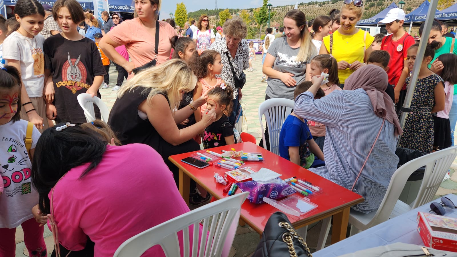 Büyükşehir Belediyesi Yenikent Parkı’nda Uçurtma Şenliği ve Rekreatif Oyunları  coşkusu yaşandı. Uçurtma Şenliği, renkli görüntülere sahne olurken, Eskişehirlilerin  büyük ilgi gösterdiği etkinlik, keyifli bir atmosferde gerçekleşti.

