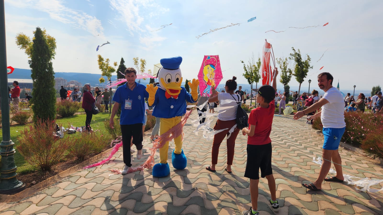 Büyükşehir Belediyesi Yenikent Parkı’nda Uçurtma Şenliği ve Rekreatif Oyunları  coşkusu yaşandı. Uçurtma Şenliği, renkli görüntülere sahne olurken, Eskişehirlilerin  büyük ilgi gösterdiği etkinlik, keyifli bir atmosferde gerçekleşti.

