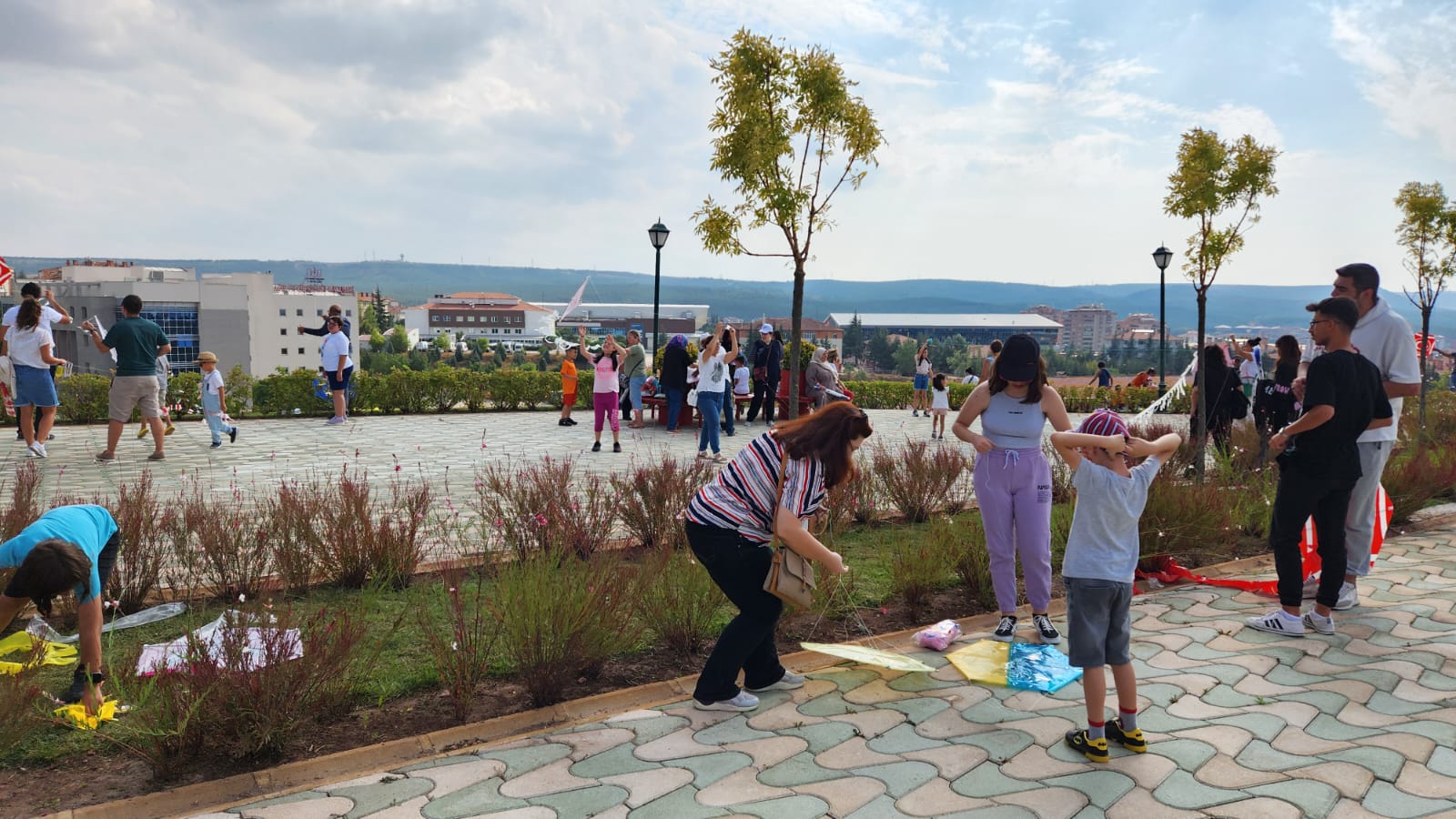 Büyükşehir Belediyesi Yenikent Parkı’nda Uçurtma Şenliği ve Rekreatif Oyunları  coşkusu yaşandı. Uçurtma Şenliği, renkli görüntülere sahne olurken, Eskişehirlilerin  büyük ilgi gösterdiği etkinlik, keyifli bir atmosferde gerçekleşti.

