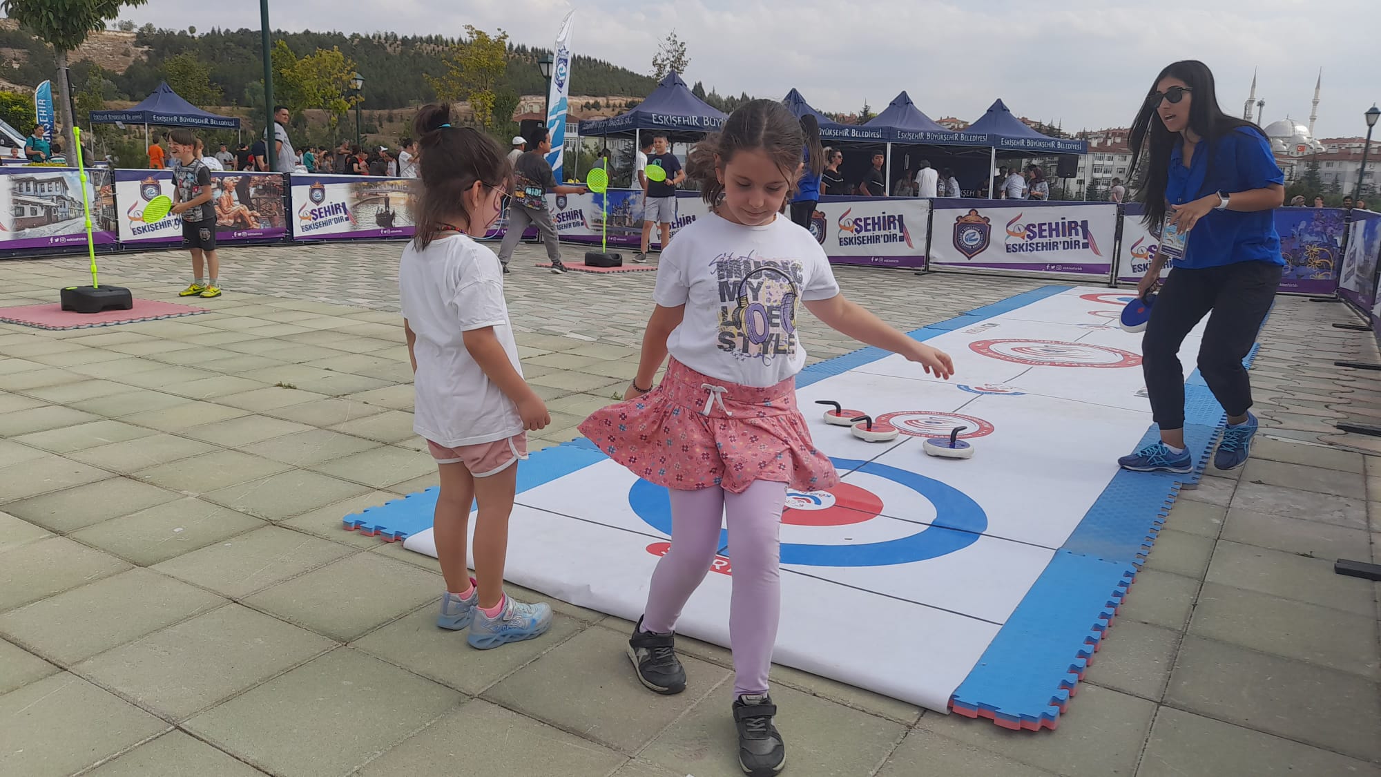 Uçurtma Şenliği ile Yenikent Parkı’nda keyifli bir hafta sonu yaşanırken, Uçurtma severlerin bir araya geldiği etkinlikte, gökyüzü rengarenk uçurtmalarla süslendi. 