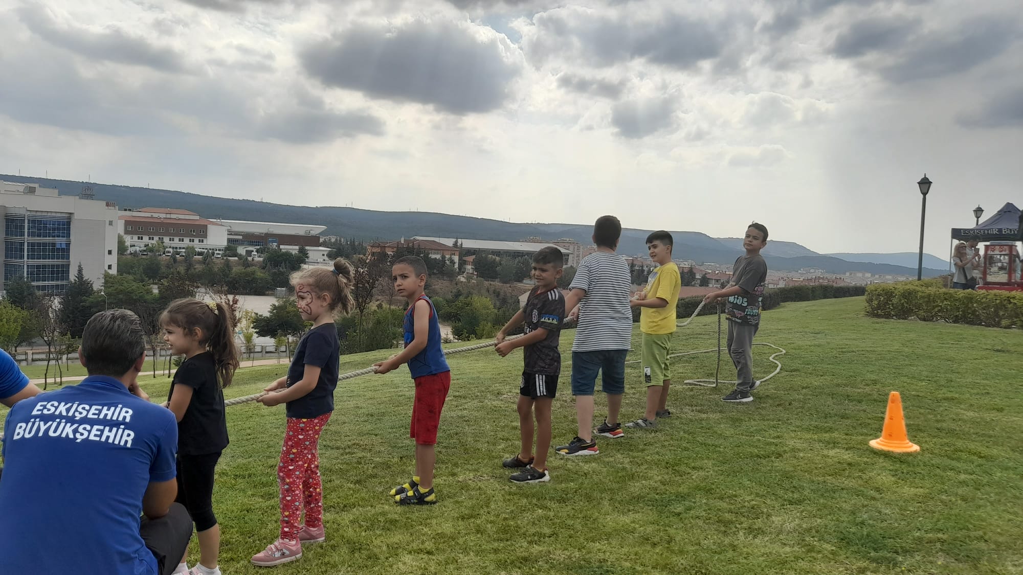 Büyükşehir Belediyesi Yenikent Parkı’nda Uçurtma Şenliği ve Rekreatif Oyunları  coşkusu yaşandı. Uçurtma Şenliği, renkli görüntülere sahne olurken, Eskişehirlilerin  büyük ilgi gösterdiği etkinlik, keyifli bir atmosferde gerçekleşti.

