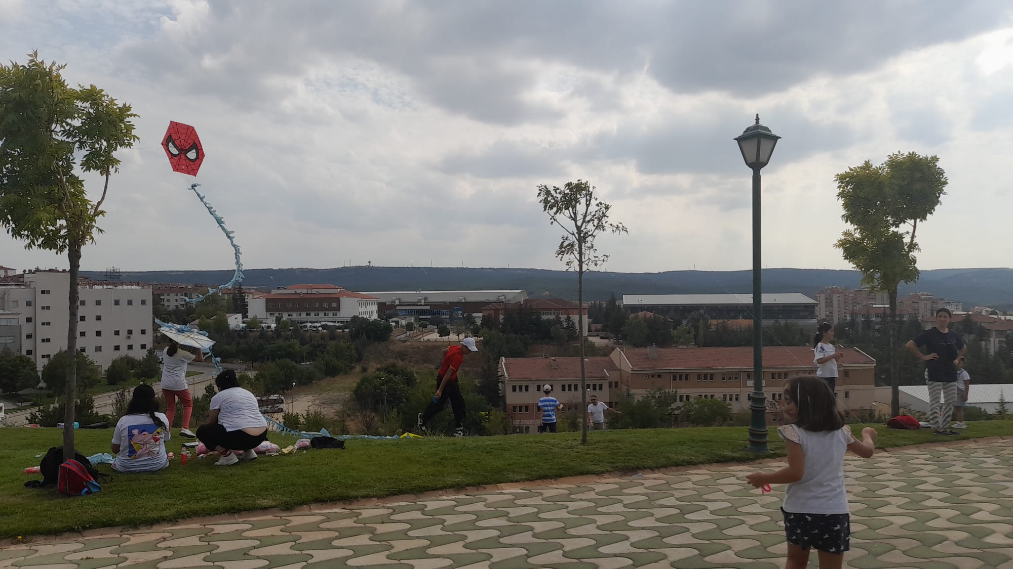 Büyükşehir Belediyesi Yenikent Parkı’nda Uçurtma Şenliği ve Rekreatif Oyunları  coşkusu yaşandı. Uçurtma Şenliği, renkli görüntülere sahne olurken, Eskişehirlilerin  büyük ilgi gösterdiği etkinlik, keyifli bir atmosferde gerçekleşti.

