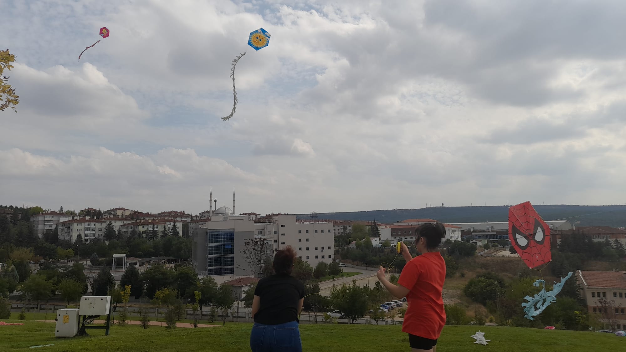 Büyükşehir Belediyesi Yenikent Parkı’nda Uçurtma Şenliği ve Rekreatif Oyunları  coşkusu yaşandı. Uçurtma Şenliği, renkli görüntülere sahne olurken, Eskişehirlilerin  büyük ilgi gösterdiği etkinlik, keyifli bir atmosferde gerçekleşti.

