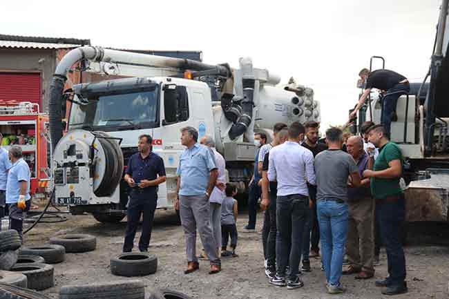 Alevler ekiplerin hızlı müdahalesiyle kısa sürede kontrol altına alındı. 