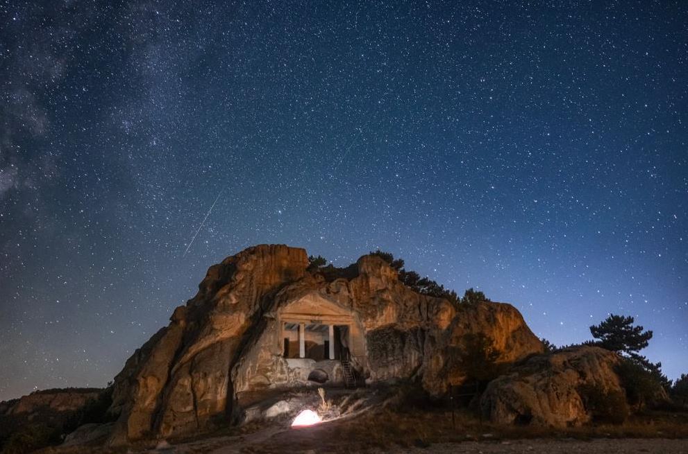 Eskişehir'de Haadi Mousavi'nin, her yıl ağustos ayında gerçekleşen Perseid meteor yağmuru ile ilgili çektiği fotoğraflar görenleri büyüledi.