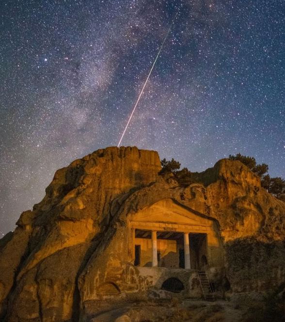 Meteor yağmurları arasından en dikkat çekeni olduğu bilinen Perseid meteor yağmuru Eskişehir'deki vatandaşlar tarafından seyredilirken,