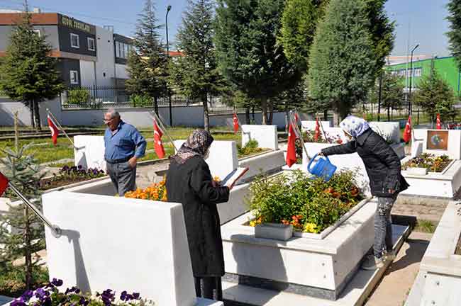 Eskişehir’de yaşayan şehit aileleri, Ramazan Bayramı arifesinde şehit kabirlerini ziyaret ederek Kur’an-ı Kerim okudu, dua etti.