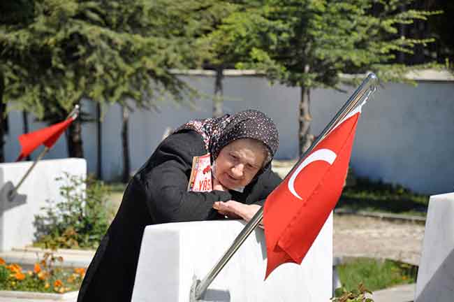 Eskişehir’de bulunan Kanlıpınar Şehitliğine sabahın erken saatlerinden itibaren gelmeye başlayan aileler, şehit mezarları başında Kur’an-ı Kerim okuyarak dua etti. Şehit yakınları, mezarlıkları sularken duygu dolu anlar yaşadı.