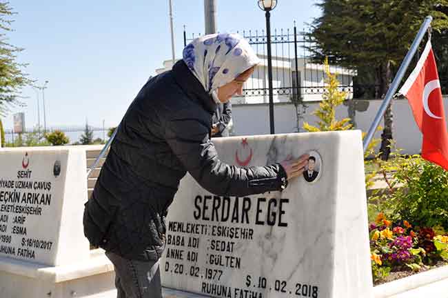 Oğlunun mezarını ziyaret ettiği zaman mutlu olduğunu dile getiren şehit babası Çetin, “Bu bayram yine buruk geçecek. Oğlumuz yok, vatan sağ olsun. Allah şehitliğini kabul etsin, yapacak bir şey yok. Allah bir daha göstermesin. Her gün geliyoruz. Buraya gelince mutlu oluyoruz, ama hüzünleniyoruz.