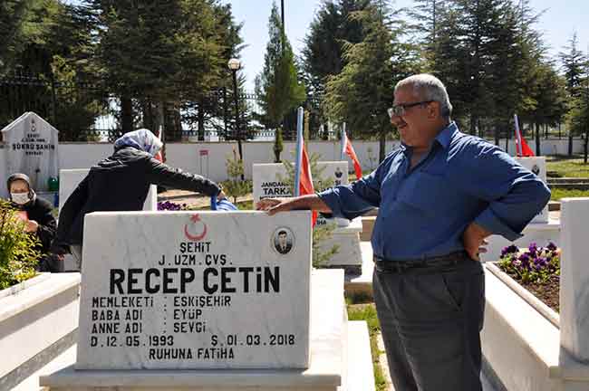 2018 yılında Afrin’de Zeytin Dalı Harekâtı şehit düşen P. Uzm. Çvş. Serdar Ege’nin annesi Gülten Ege, duygu dolu anlar yaşadığı şehitlik ziyaretinde