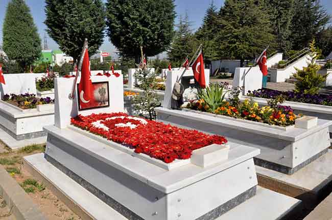 Şimdi kardeş gibi olduk onlarla. Soğuk taşlara sarılmak çok zor. Allah askerimizi, milletimizi ve polisimizi korusun. Tırnaklarına taş değdirmesin. 