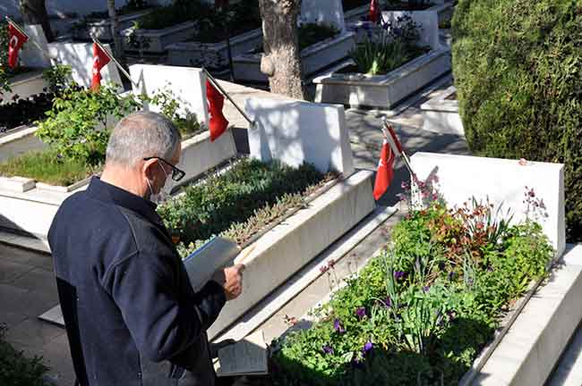  Öbür kafirleri de Allah bildiği gibi yapsın. Yavrularımızın başlarını yiyorlar. Allah'ta onların başlarını yesin” diye konuştu.