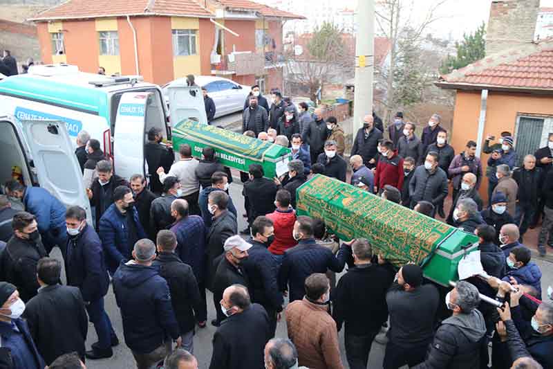 Ankara’nın Kahramankazan ilçesinde meydana gelen trafik kazası sonucu hayatını kaybeden 6 kişiden 4’ü memleketleri Eskişehir’de toprağa verildi. Aynı ailenin üyeleri olan 4 kişinin cenazesini yüzlerce kişi uğurladı.