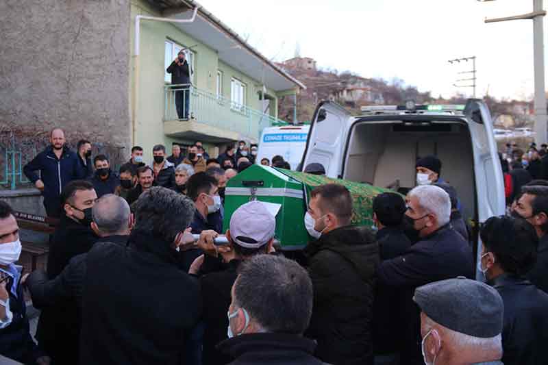 Ankara’nın Kahramankazan ilçesinde meydana gelen trafik kazası sonucu hayatını kaybeden 6 kişiden 4’ü memleketleri Eskişehir’de toprağa verildi. Aynı ailenin üyeleri olan 4 kişinin cenazesini yüzlerce kişi uğurladı.