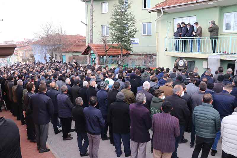 Ankara’nın Kahramankazan ilçesinde meydana gelen trafik kazası sonucu hayatını kaybeden 6 kişiden 4’ü memleketleri Eskişehir’de toprağa verildi. Aynı ailenin üyeleri olan 4 kişinin cenazesini yüzlerce kişi uğurladı.