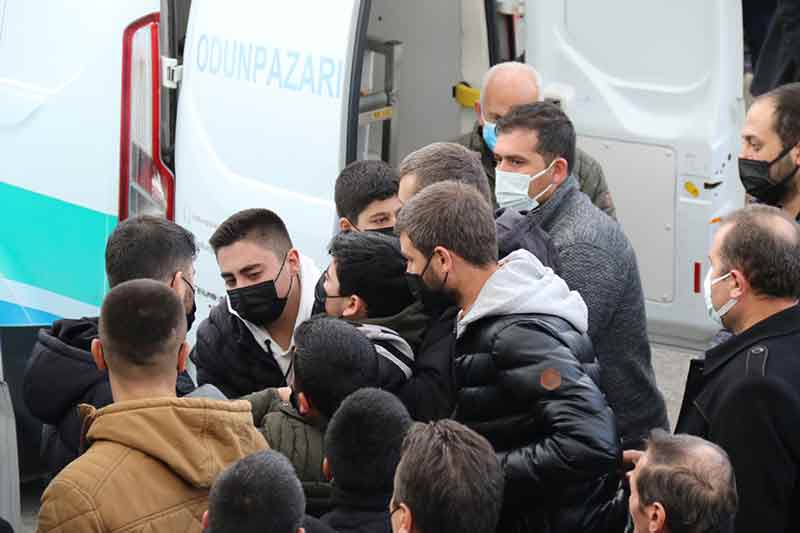 Ankara’nın Kahramankazan ilçesinde meydana gelen trafik kazası sonucu hayatını kaybeden 6 kişiden 4’ü memleketleri Eskişehir’de toprağa verildi. Aynı ailenin üyeleri olan 4 kişinin cenazesini yüzlerce kişi uğurladı.