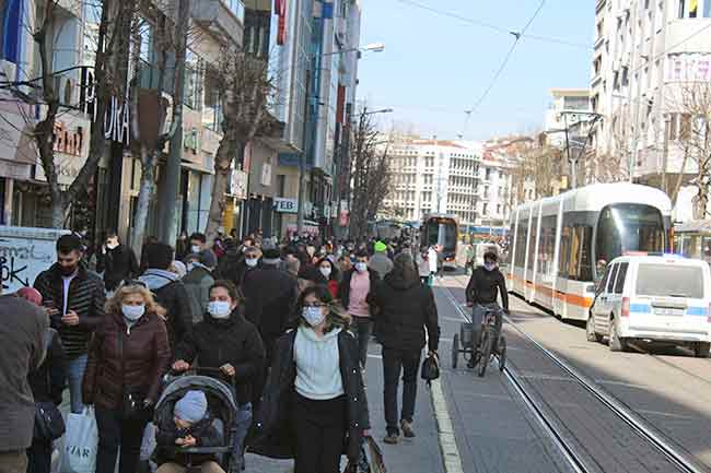 Eskişehir'de hava sıcaklıklarının hissedilir şekilde artması sonrasında vatandaşlar kendilerini parklara attı.