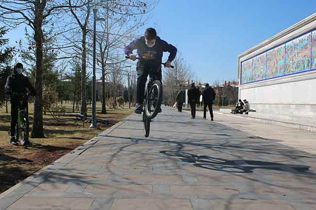 Eskişehir'de hava sıcaklıklarının hissedilir şekilde artması sonrasında vatandaşlar kendilerini parklara attı.