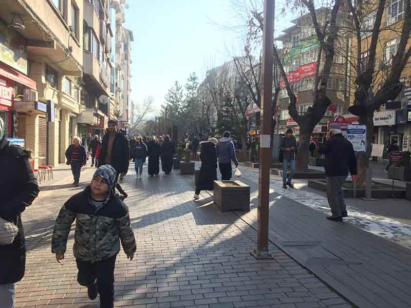 Öğle saatlerine doğru sis ve soğuk havanın yerini güneşli havaya bırakmasıyla vatandaşlar güzel havanın tadını çıkardı.