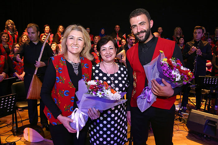 Odunpazarı Belediyesi Halk Merkezlerinde açılan Türk Halk Müziği Korosu atölyelerine katılanlar, yıl boyunca yaptıkları çalışmaları yıl sonu konseri ile taçlandırdı. 