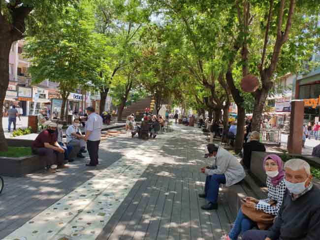 Eskişehir’in gözde merkezlerinden Hamamyolu’nda hayat normale döndü. Koronavirüs salgını öncesi insan akınına uğrayan cadde, normalleşme sürecinin başlamasıyla beraber eski günlerini aratmıyor. (Haber: Hilal KÖVER)