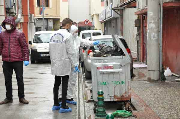 Tedbir amaçlı olay yeri ekipleri tarafından boşaltılan çöp koyteynırında ev eşyalarından başka bir şey çıkmazken, çöplerin alınması için belediye ekiplerine haber verildi.