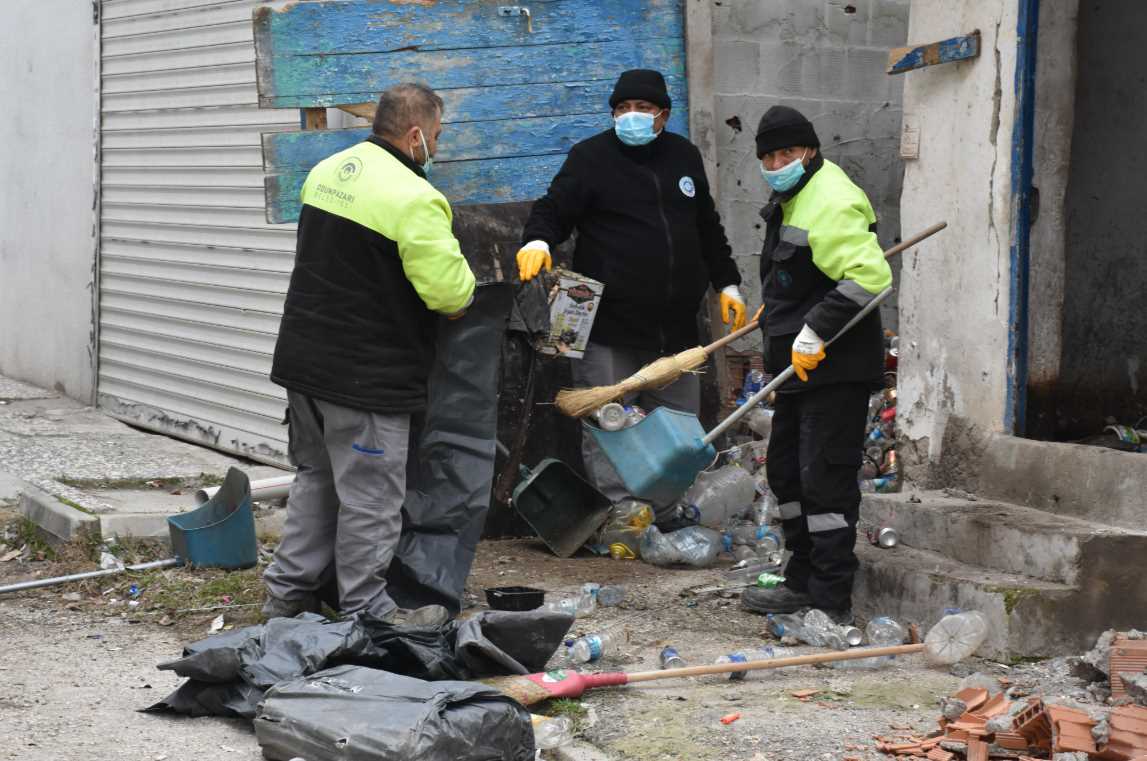 Odunpazarı Belediyesi, vatandaşlardan gelen şikâyetler üzerine çevreye duyarlı bir temizlik çalışması başlattı. İl Hıfzıssıhha Kurulu kararıyla harekete geçen Zabıta ve Temizlik İşleri Müdürlüğü ekipleri, Emek Mahallesi Nasrettin Hoca Sokağı’nda bulunan Yılmaz D.’ye ait tek katlı müstakil evde kapsamlı bir temizlik gerçekleştirdi.

Mahalle sakinlerinin ihbarı üzerine yapılan çalışmalarda, uzun süredir evde biriken atıklar toplandı. Ekipler, evin her odasında yapılan detaylı temizlik sonucunda teneke, pet şişe, plastik poşet, ambalaj atıkları ve plastik eşyalar dahil olmak üzere toplamda 6 kamyon çöp çıkardı. Toplanan atıklar, çevre ve halk sağlığını korumak amacıyla şehir çöplüğüne götürülüp imha edildi.

Odunpazarı Belediyesi tarafından yapılan açıklamada, çevre temizliği ve halk sağlığına büyük önem verildiği vurgulandı. Belediye, bu tür durumların önlenmesi amacıyla düzenli temizlik çalışmalarına devam edeceğini ve vatandaşlardan gelen şikayetlerin hızlı bir şekilde değerlendirileceğini belirtti. Belediyenin, daha sağlıklı ve yaşanabilir bir Odunpazarı için kararlılıkla çalışmalarını sürdüreceği ifade edildi.

Odunpazarı Belediyesi, çevre bilincini artırmak için projeler geliştirmeye devam ederken, halk sağlığını tehdit eden durumlarla ilgili hızlı ve etkili çözümler sunmayı sürdürüyor.


