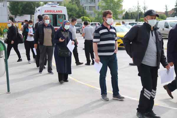 ...200 binden fazla vatandaşımızın da 2 doz aşısı tamamlandı. 30 bin kapasiteyle hizmet vermeye çalışıyoruz. Bir an önce maskelerimizden kurtulmak ve normal hayatımıza dönmek için aşı hakkı kazanan tüm vatandaşlarımızı aşıya davet ediyoruz” diye konuştu.