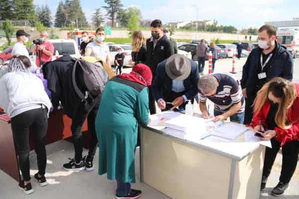 ...Aşılamada beklediğimizin üzerinde bir taleple karşılaşıyoruz. Eskişehir’in oldukça iyi bir sağlık altyapısı olduğundan dolayı daha fazla kapasiteyi de kaldırabiliriz. İnsanları aşıya bekliyoruz, maskelerimizi artık çıkarmak istiyoruz. Bunun şu andaki tek yolu aşılanmak. Vatandaş aşıyla ilgili düşüncelerini bir kenara koyup ülkemizin ve dünyanın geleceği için bir an önce aşılanmak gerekiyor” dedi.