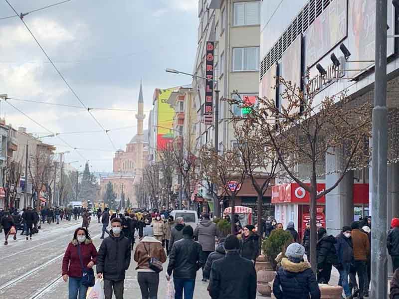  Hava sıcaklığının bugün itibariyle sıfırın altında eksi 8 dereceden, 3 dereceye kadar yükselmesi, vatandaşın Hamamyolu ve 2 Eylül caddesinde kalabalıklar oluşturmasına sebep oldu.