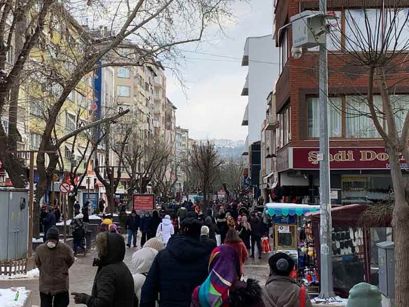 Eskişehir’de birkaç haftadır aralıklarla devam eden kar yağışının ve dondurucu soğukların ardından, havanın biraz ısındığını gören Eskişehir halkı kendini sokağa attı.