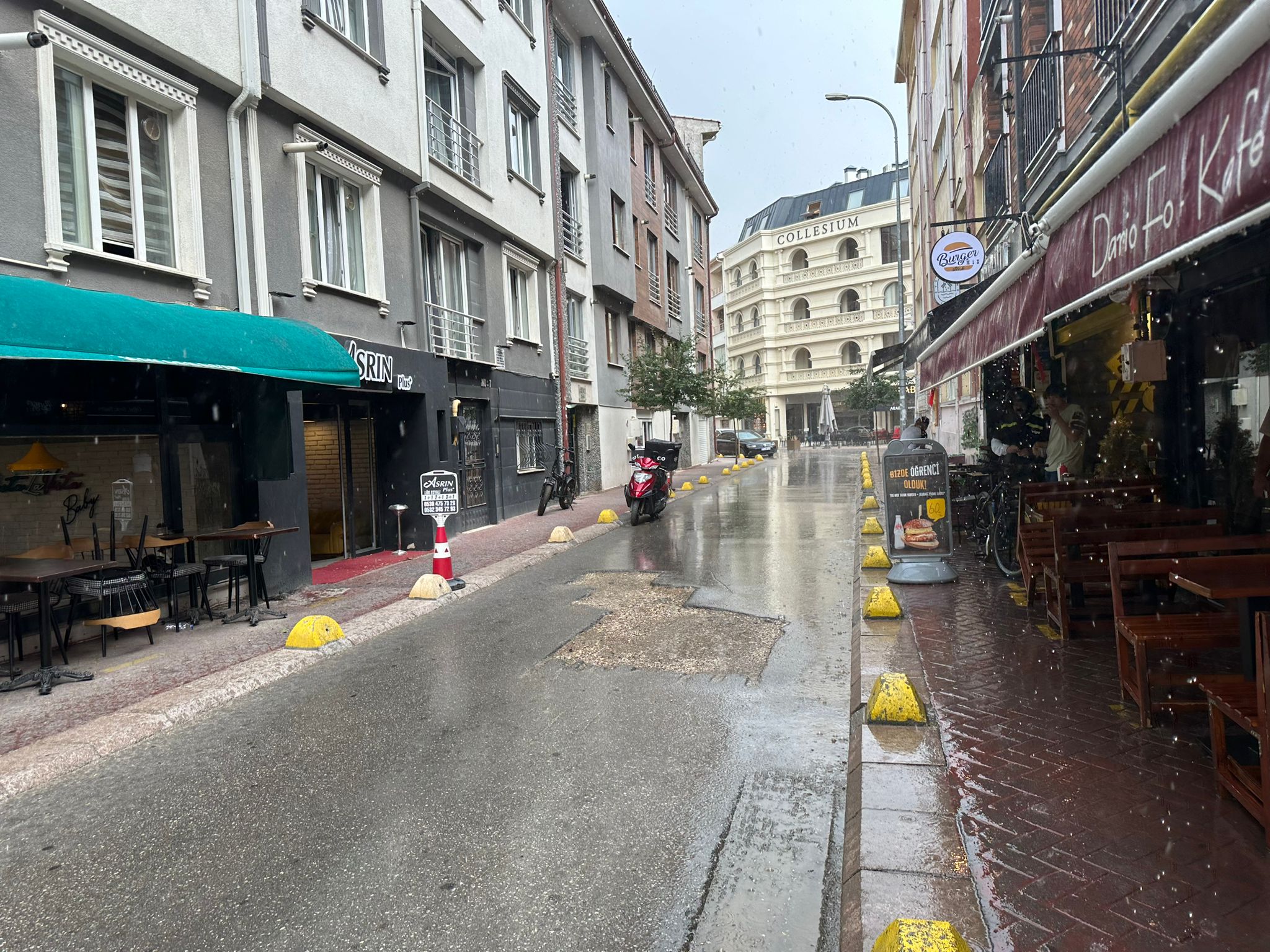 Meteoroloji Genel Müdürlüğü'nün sabah saatlerinde yapmış olduğu sağanak uyarısı, öğle saatlerinde etkili olmaya devam ediyor. 