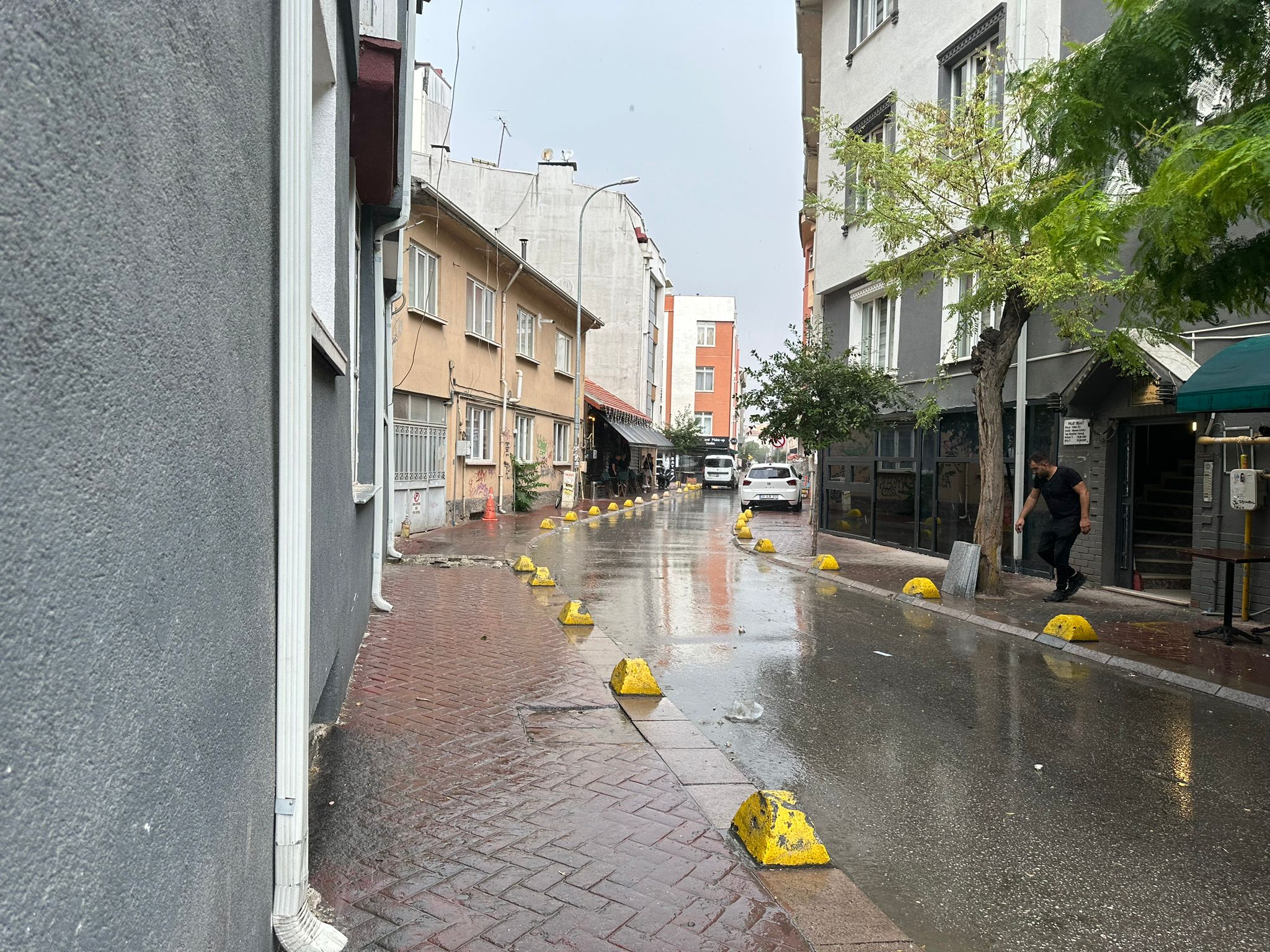 Şu anda Eskişehir'in birçok noktasında yağışlar sürüyor. Yağışın akşam saatlerine kadar devam etmesi bekleniyor.