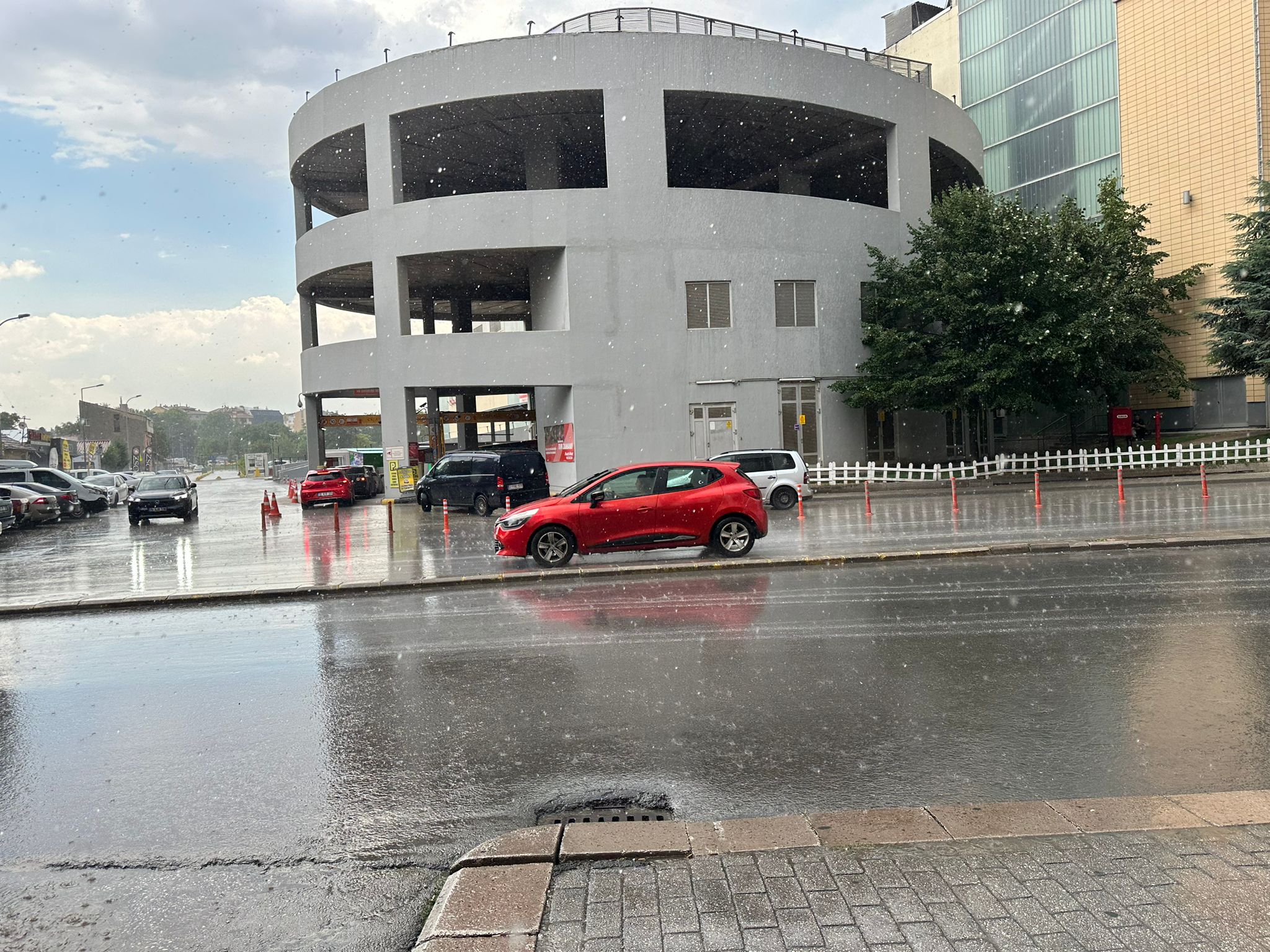 Meteoroloji 3. Bölge Müdürlüğü'nde yer alan bilgilere göre şu ifadelere yer verildi: "Yerel gök gürültülü sağanak yağışların beklendiği yerlerde yağış anında kuvvetli rüzgâr, kısa süreli kuvvetli yağış, dolu yağışı ve yıldırım gibi olumsuzluklar meydana gelebilir. İlgililerin ve vatandaşların yağış anında dikkatli ve tedbirli olması önem arz etmektedir."    