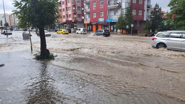 Mahalle sakinlerinden Muammer Koyuncu yaşanan sorunu şöyle anlattı: “Burada her zaman bu şekilde yağmur sonrasında su toplanıyor. Birden fazla dilekçe verdik sonuç alamadık. Eskişehir’in zaten alt yapı sorunu var, ulaşım sıkıntısı var. Karşıya dahil geçemiyoruz” dedi.