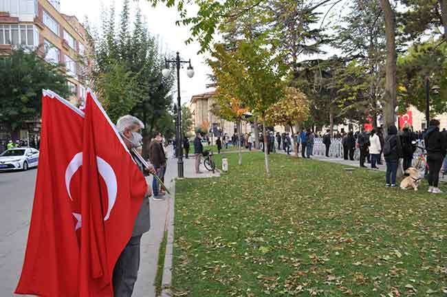 İki dakikalık saygı duruşunun ardından İstiklal Marşı okundu