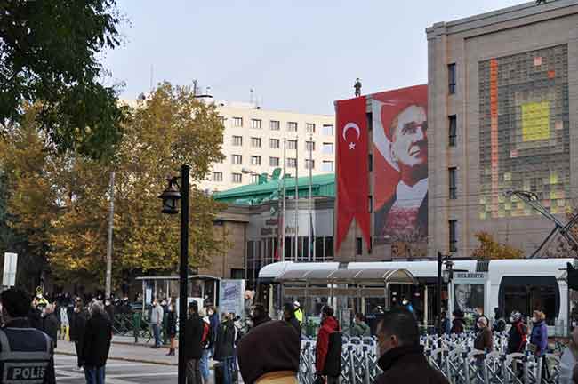 Türkiye Cumhuriyeti’nin kurucusu Gazi Mustafa Kemal Atatürk’ü anmak adına, saatler 09.05’i gösterdiğinde iki dakikalığına hayat durdu.