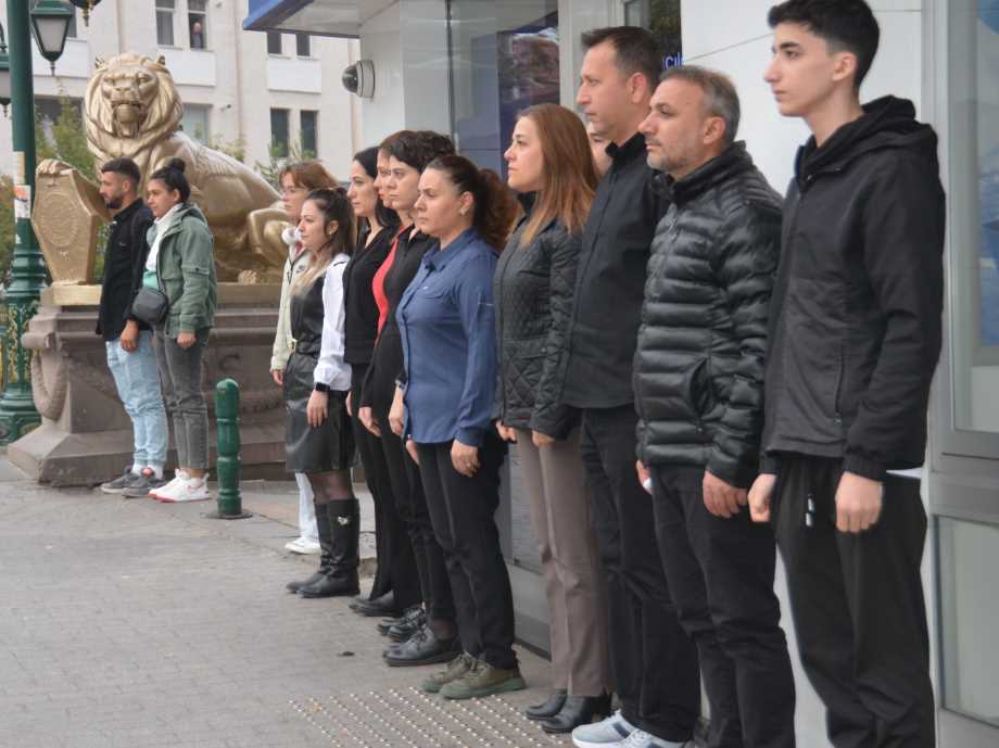 Ulu Önder Gazi Mustafa Kemal Atatürk'ün ebediyete intikal etmesinin 85. yıl dönümünde Eskişehir'de hayat durdu. Genç, yaşlı binlerce vatandaş saatler 09.05'i gösterdiğinde siren sesleriyle birlikte kentin çeşitli noktalarında 1 dakikalığına durarak Atatürk'e saygılarını gösterdi. 