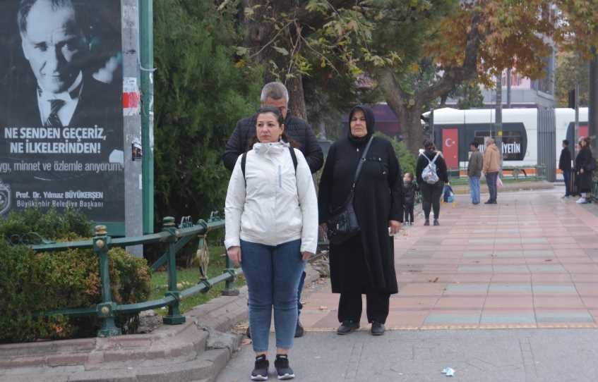 Ulu Önder Gazi Mustafa Kemal Atatürk'ün ebediyete intikal etmesinin 85. yıl dönümünde Eskişehir'de hayat durdu. Genç, yaşlı binlerce vatandaş saatler 09.05'i gösterdiğinde siren sesleriyle birlikte kentin çeşitli noktalarında 1 dakikalığına durarak Atatürk'e saygılarını gösterdi. 