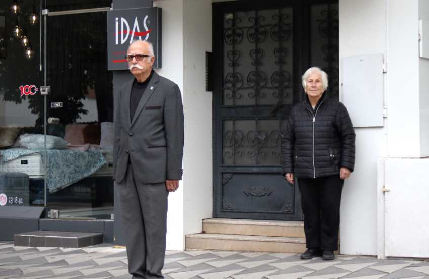 Ulu Önder Gazi Mustafa Kemal Atatürk'ün ebediyete intikal etmesinin 85. yıl dönümünde Eskişehir'de hayat durdu. Genç, yaşlı binlerce vatandaş saatler 09.05'i gösterdiğinde siren sesleriyle birlikte kentin çeşitli noktalarında 1 dakikalığına durarak Atatürk'e saygılarını gösterdi. 