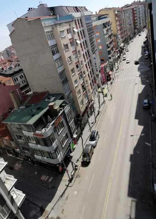 Eskişehir halkı koronavirüse karşı önlemini "evde kalarak" aldı. Halkın yoğun olarak kullandığı caddeler, sokaklar ve tramvaylar 'evde kalın!" uyarılarının ardından bomboş kaldı. İşte Eskişehir'den son görüntüler...
Fotoğraflar: Esra Ünlü - Kaan Özcan