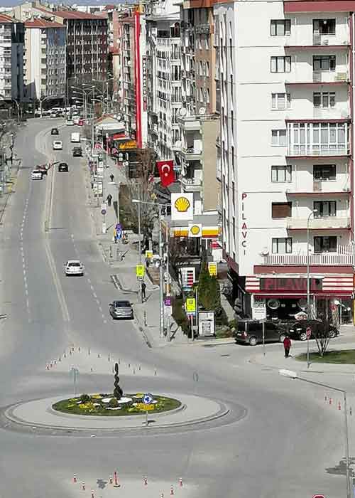 Eskişehir halkı koronavirüse karşı önlemini "evde kalarak" aldı. Halkın yoğun olarak kullandığı caddeler, sokaklar ve tramvaylar 'evde kalın!" uyarılarının ardından bomboş kaldı. İşte Eskişehir'den son görüntüler...
Fotoğraflar: Esra Ünlü - Kaan Özcan