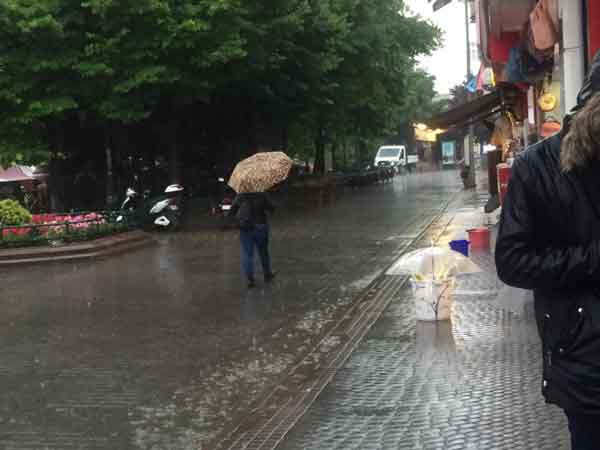 Araç sürücüleri bu yollardan geçmekte zorlanırken, yayalar ise ne yapacaklarını şaşırdı.