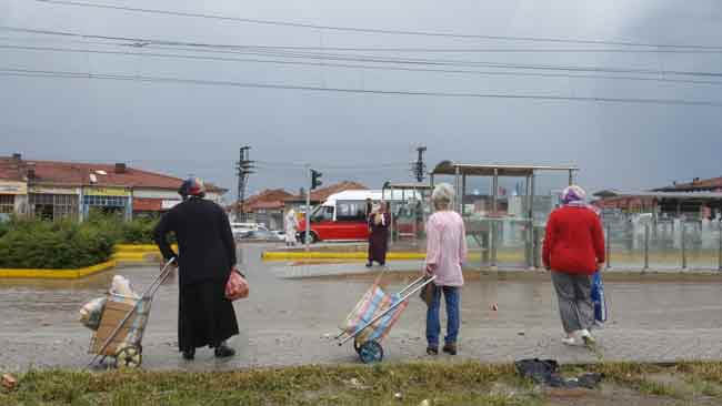 Küçük Sanayi Sitesi’nin bulunduğu bölgede etkili olan yoğun yağış, Türker Sokak’ta yolun su birikintisi nedeniyle kapanmasına neden oldu.