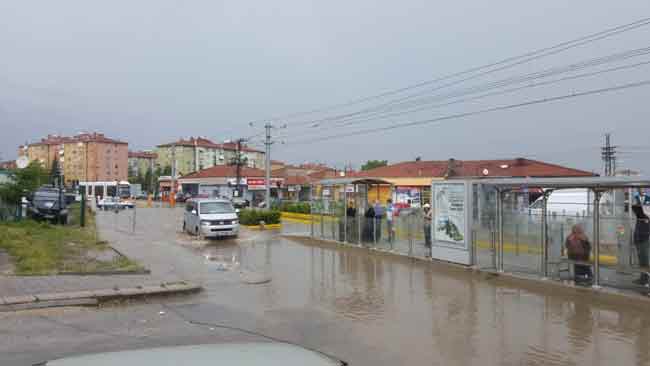 Bölgede kurulan pazardan gelen bazı yaşlı vatandaşlar ise, su birikintisi yüzünden yolu geçemeyerek Yenidoğan tramvay durağına binemedi.