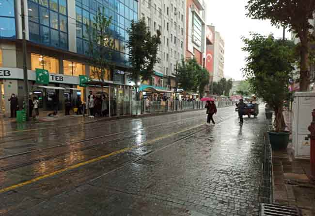 Eskişehir'de, Meteoroloji Genel Müdürlüğü ve Afet ve Acil Durum Yönetimi Başkanlığı'nın (AFAD) uyarılarının ardından şiddetli yağış başladı.