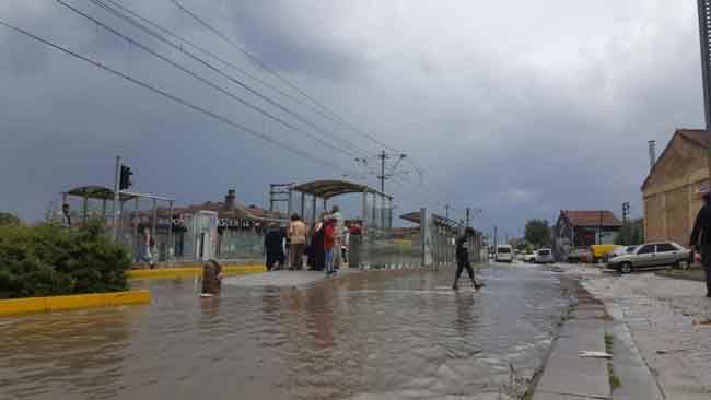 Eskişehir'de, Meteoroloji Genel Müdürlüğü ve Afet ve Acil Durum Yönetimi Başkanlığı'nın (AFAD) uyarılarının ardından şiddetli yağış başladı.