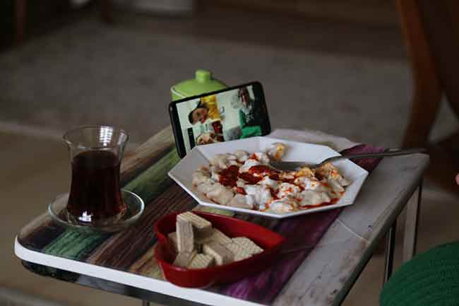 İnternetten ilk buluşmanın menüsünün ayran çorbası, içli köfte ve salata olduğunu dile getiren Belyurt, ikincisinde mantı yaptıklarını, haftaya da kısır hazırlayacaklarını anlattı. Aysun Erol (29) da görüntülü aramayla gün fikrinin kendisinden çıktığını, komşularının benimsemesiyle de başladıklarını belirtti.